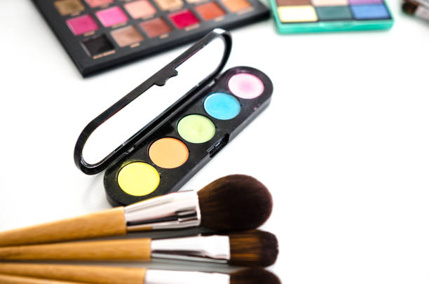 istock Brush and palettes on white background 1142687573