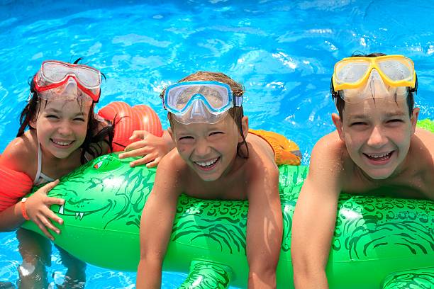 istock Children in swimming pool 114268945
