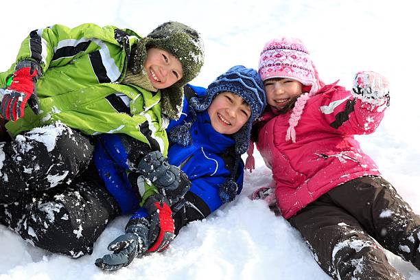 hermanos en la nieve - snow gear fotografías e imágenes de stock