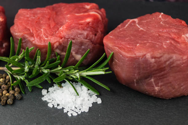 говядина - steak filet mignon beef fillet steak стоковые фото и изображения