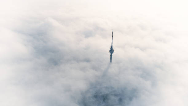 телекоммуникационная башня над белым морем облаков. - cloud sky white aerial view стоковые фото и изображения