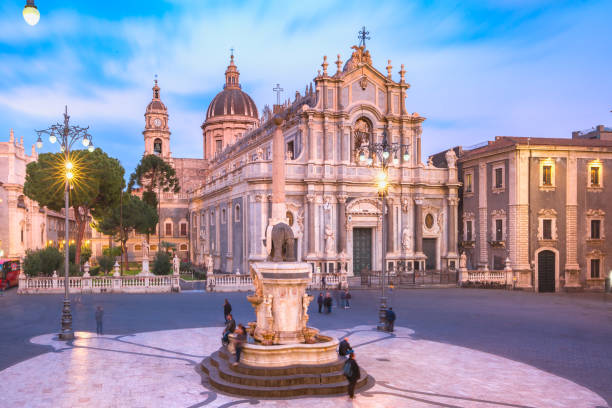 catania kathedrale in der nacht, sizilien, italien - travel europe night dome stock-fotos und bilder