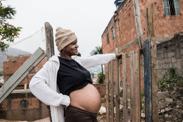 беременная женщина на открытом воздухе - human pregnancy african ethnicity women family стоковые фото и изображения