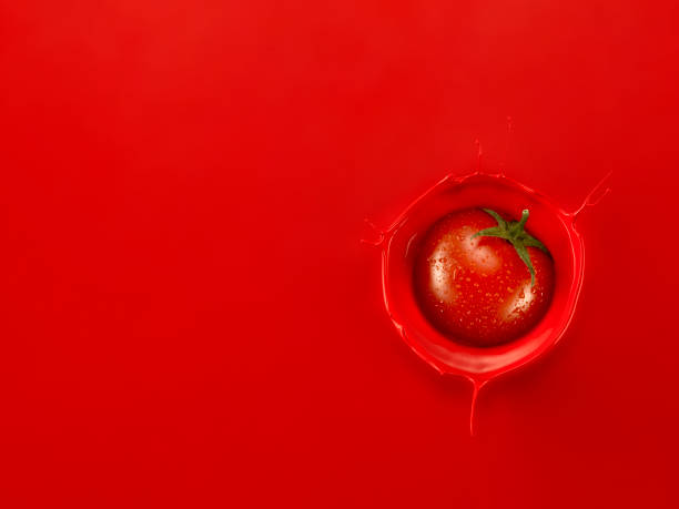 einzelne kirschtomate, die in tomatensaft spritzt - fruit tomato vegetable full frame stock-fotos und bilder