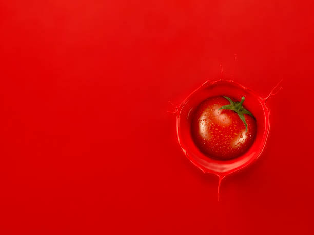 トマトジュースにシングルチェリートマトの飛沫 - fruit tomato vegetable full frame ストックフォトと画像