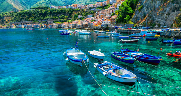 bellissimo mare e luoghi della calabria -città di scilla con barche da pesca tradizionali. sud italia - italy nobody mediterranean sea island foto e immagini stock