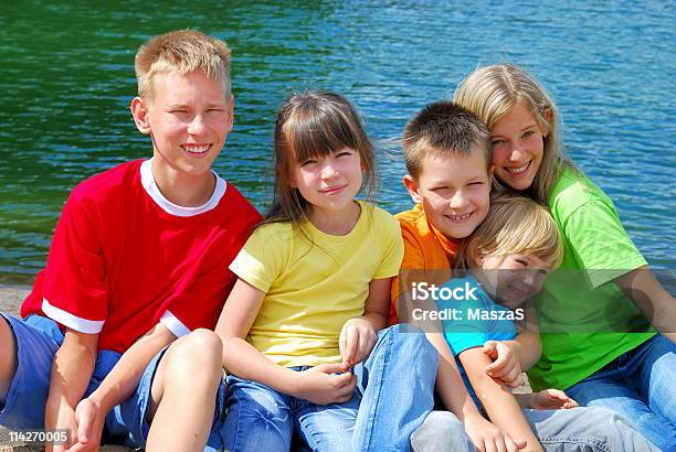Kinder Auf Den See Stockfoto und mehr Bilder von Bild-Ambiente - Bild-Ambiente, Blau, Blick in die Kamera
