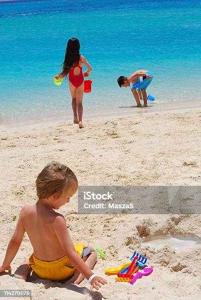 Kinder Spielen Am Strand Stockfoto und mehr Bilder von Bewegung - Bewegung, Blau, Bruder