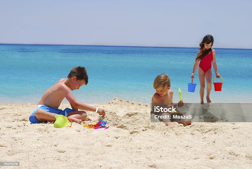 Los niños juegan en la playa de isla - Foto de stock de Actividades recreativas libre de derechos