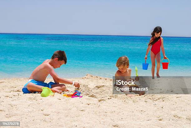 Los Niños Juegan En La Playa De Isla Foto de stock y más banco de imágenes de Actividades recreativas - Actividades recreativas, Agua, Aire libre