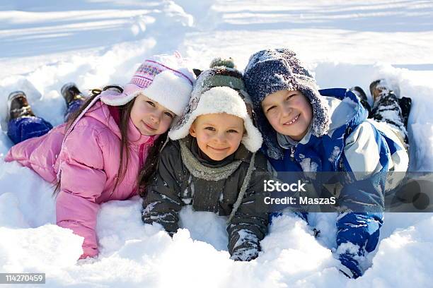 Tre Bambini Che Giocano Nella Neve Fresca - Fotografie stock e altre immagini di Affettuoso - Affettuoso, Allegro, Ambientazione esterna