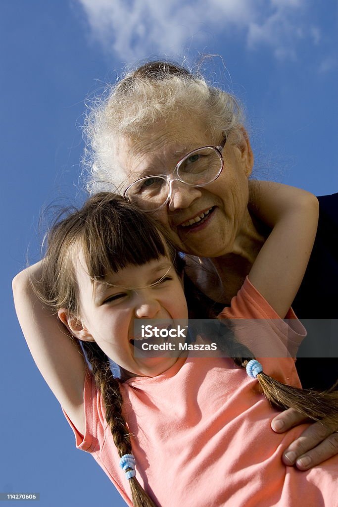 Chica con grandma - Foto de stock de Abuela libre de derechos