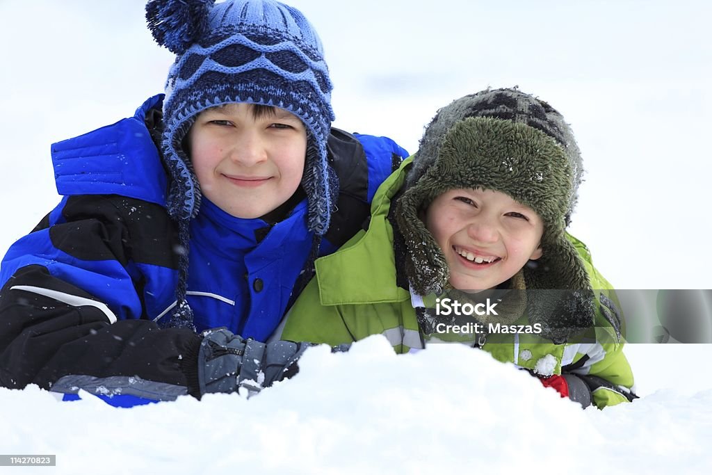 Niños jugando en la nieve - Foto de stock de Accesorio de cabeza libre de derechos