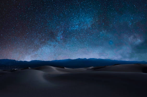 dunas y montañas de arena - milky way galaxy star field nebula fotografías e imágenes de stock