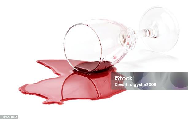 Derramamento De Vidro De Vinho Tinto - Fotografias de stock e mais imagens de Entornar - Entornar, Vinho, Copo de Vinho