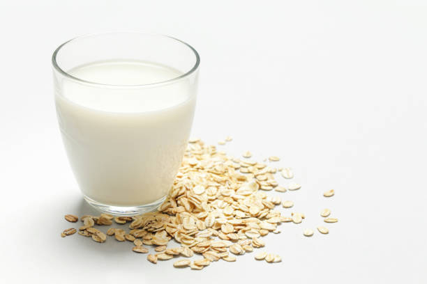 leite de aveia e aveia laminada. orgânica vegan não-leite à base de plantas láctea em um copo. - breakfast close up vegetarian food nature - fotografias e filmes do acervo