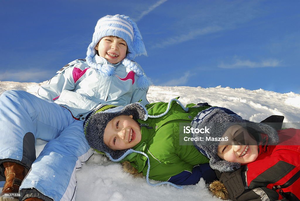 Glückliche Kinder im Schnee - Lizenzfrei Blick in die Kamera Stock-Foto