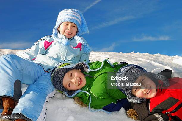 Glückliche Kinder Im Schnee Stockfoto und mehr Bilder von Blick in die Kamera - Blick in die Kamera, Bruder, Bunt - Farbton