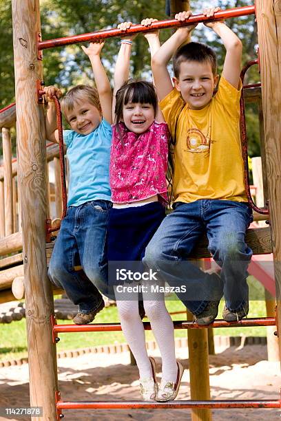 Un Patio De Juegos Para Niños Foto de stock y más banco de imágenes de Adolescencia - Adolescencia, Adolescente, Adulto joven