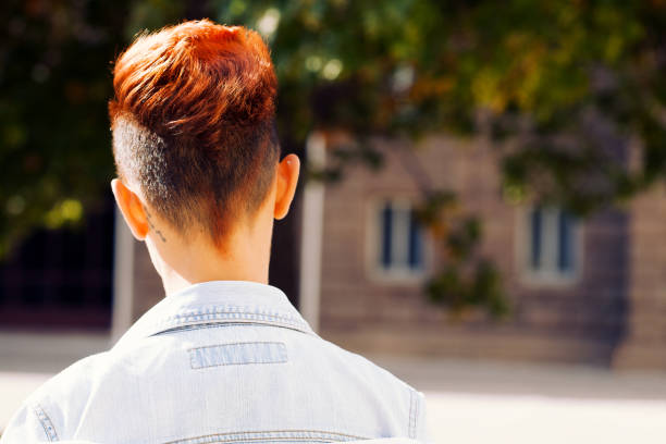 vista posteriore di una donna rossa - rear view women back back of head foto e immagini stock