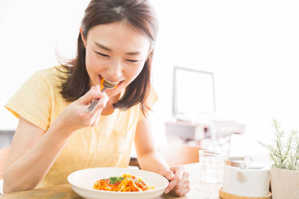 woman who eats - salad japanese culture japan asian culture imagens e fotografias de stock