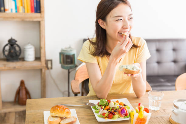 woman who eats - salad japanese culture japan asian culture imagens e fotografias de stock
