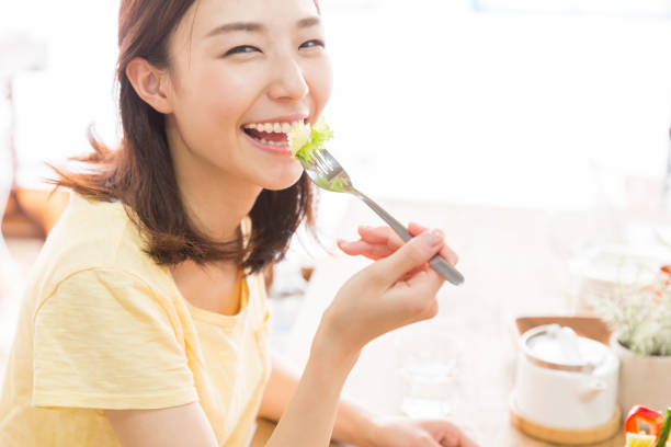 woman who eats - salad japanese culture japan asian culture imagens e fotografias de stock