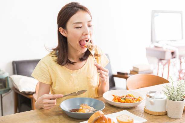 woman who eats - salad japanese culture japan asian culture imagens e fotografias de stock