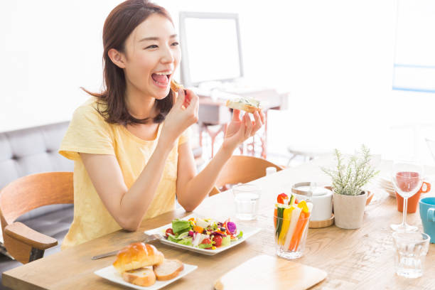 woman who eats - salad japanese culture japan asian culture imagens e fotografias de stock