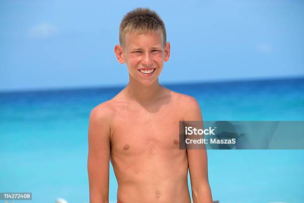 Adolescente Ragazzo In Spiaggia - Fotografie stock e altre immagini di Acqua - Acqua, Adolescente, Allegro