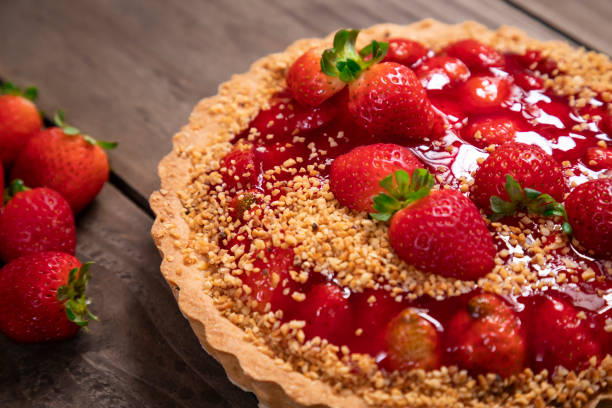 leckerer erdbeerkuchen auf dem tisch - strawberry tart stock-fotos und bilder