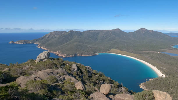 호주 태즈메이니아의 아 모스 산 정상에서 와인 글라스 베이 - freycinet national park 뉴스 사진 이미지