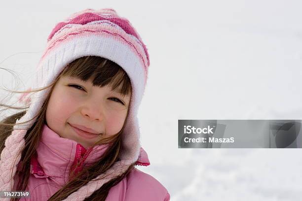 Młoda Dziewczyna Na Śniegu - zdjęcia stockowe i więcej obrazów Biały - Biały, Burza śnieżna, Chłodny