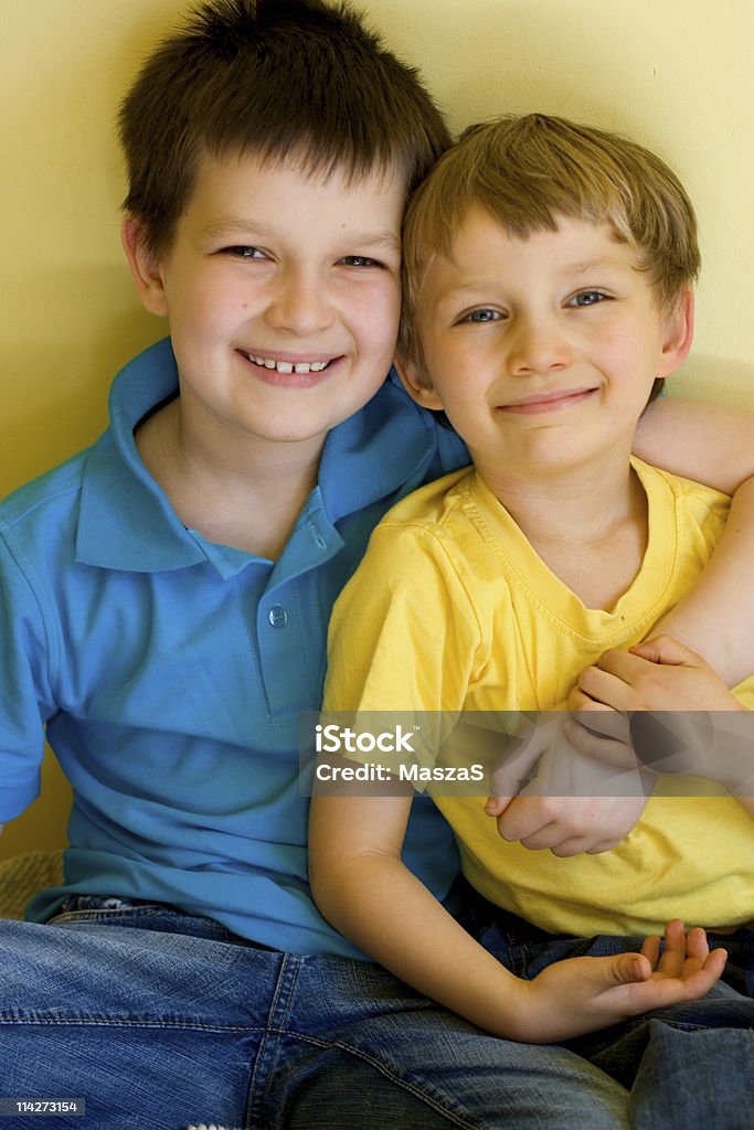 Hermanos abrazándose encantadores - Foto de stock de Abrazar libre de derechos