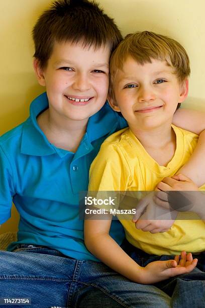 Adoráveis Irmãos Agarrar - Fotografias de stock e mais imagens de Abraçar - Abraçar, Aconchegante, Amizade