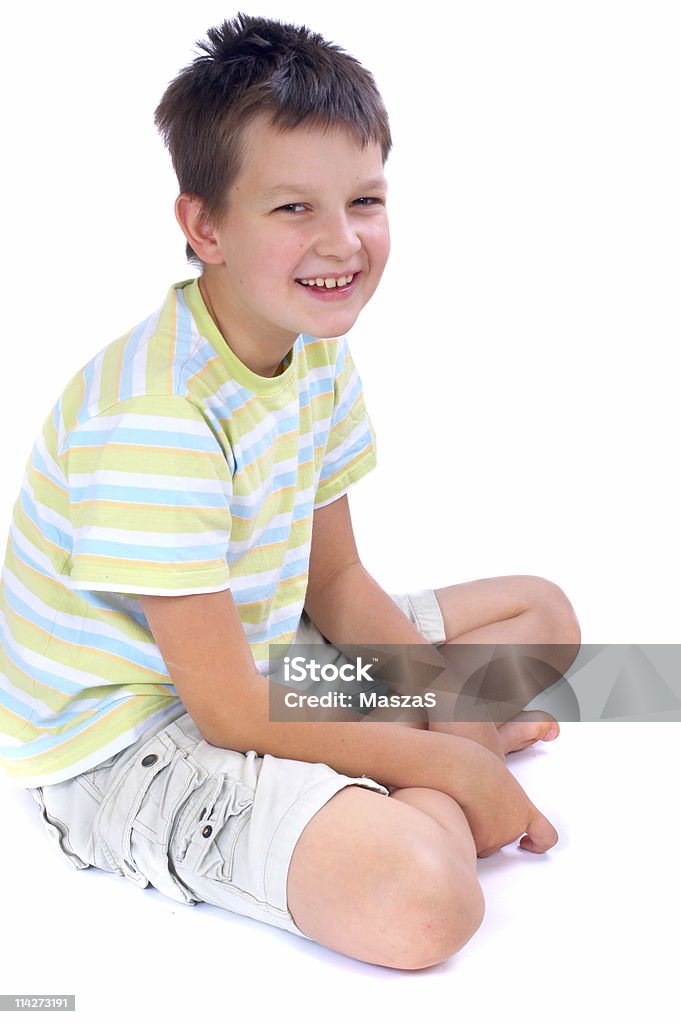 Felice ragazzo seduto sul pavimento - Foto stock royalty-free di Abbigliamento