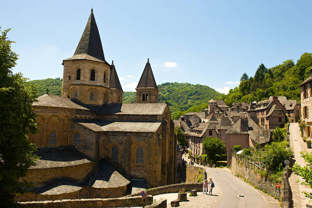 el pueblo medieval de conques, francia. - french foreign legion fotografías e imágenes de stock