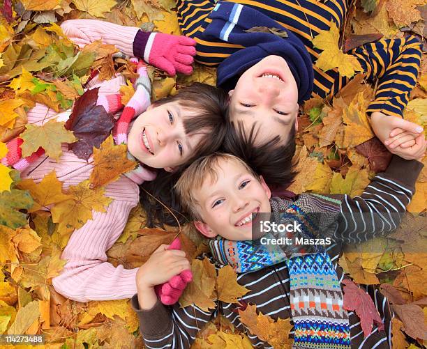 Photo libre de droit de Enfants Dans Les Feuilles Dautomne banque d'images et plus d'images libres de droit de Enfant - Enfant, Accessoire, Automne