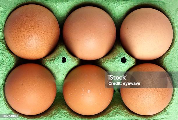 Seis Marrón Huevos En La Caja Vista De Pájaro Foto de stock y más banco de imágenes de Alimento - Alimento, Arriba de, Caja