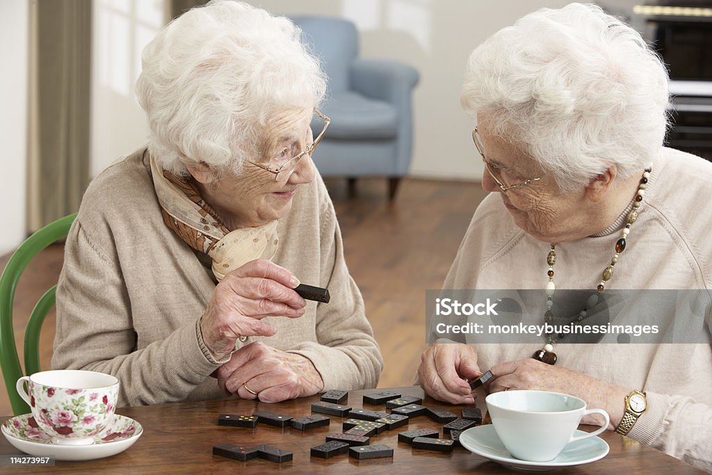 Zwei alte Frauen spielen Domino auf Day Care Center - Lizenzfrei Alter Erwachsener Stock-Foto