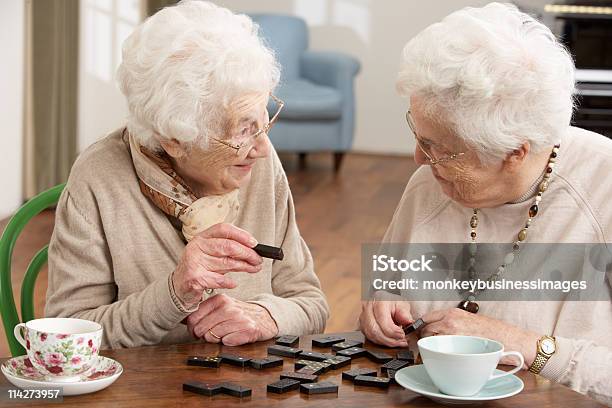 Zwei Alte Frauen Spielen Domino Auf Day Care Center Stockfoto und mehr Bilder von Alter Erwachsener
