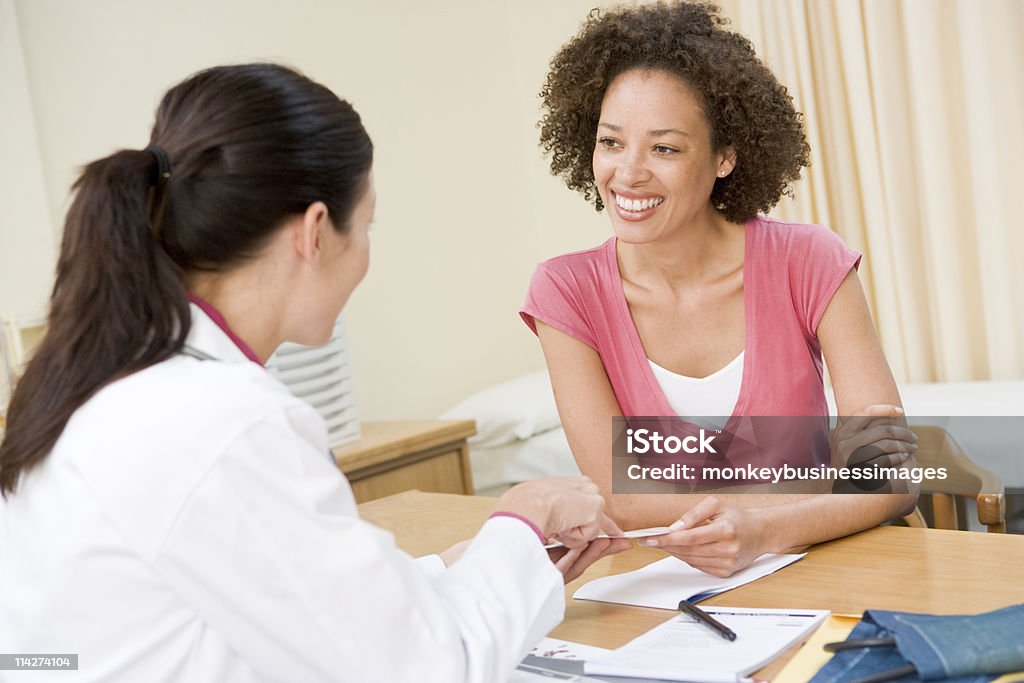 Mulher no Consultório Médico sorridente - Foto de stock de Paciente royalty-free