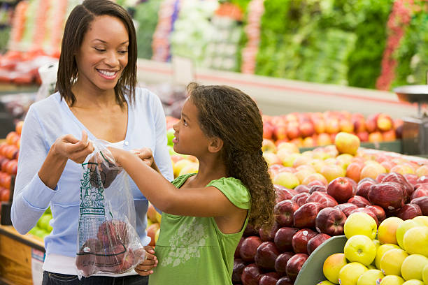 mãe e filha em produzir seção - groceries women bag customer - fotografias e filmes do acervo