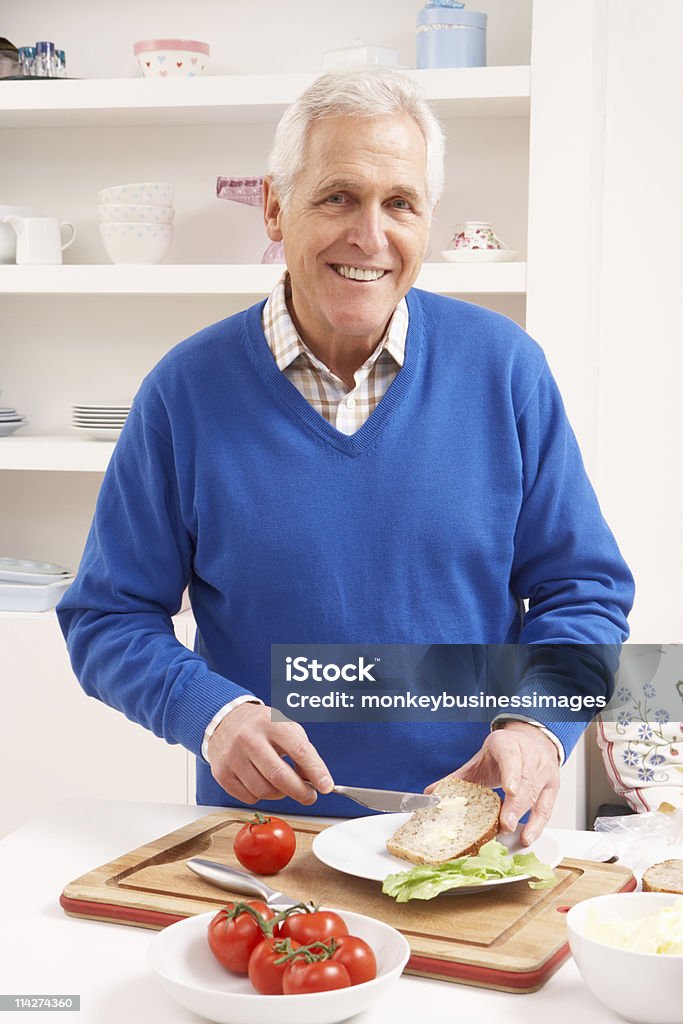 Homme Senior dans la cuisine faire Sandwich - Photo de Adulte libre de droits