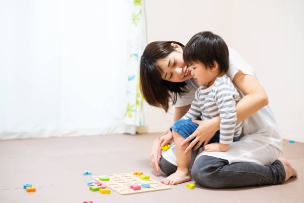 мать и сын играют обучение вместе - japanese culture japanese ethnicity japan toy стоковые фото и изображения