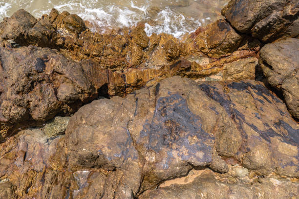 roccia vista dall'alto sulla spiaggia - beauyiful foto e immagini stock