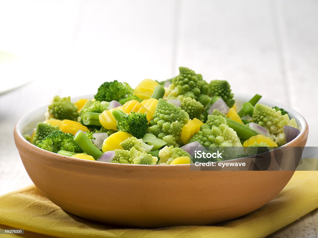 Gemischtes Gemüse in Terrakotta bowl - Lizenzfrei Dampfkochen Stock-Foto