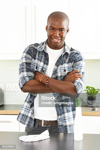 Foto de Jovem Limpar A Cozinha e mais fotos de stock de 20 Anos - 20 Anos, Adulto, Afazeres Domésticos