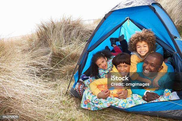 Giovane Famiglia Rilassante Vacanza In Campeggio Tenda Allinterno - Fotografie stock e altre immagini di Famiglia