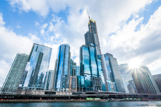 modernos edificios de torre o rascacielos en el distrito de negocios, reflejo de la nube en el día soleado en chicago, estados unidos. la industria de la construcción avanzada, empresa moderna, o concepto de desarrollo de proyectos inmobiliarios - international business center fotografías e imágenes de stock